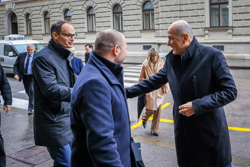 Ljubljana, vlada.Seja sveta za nacionalno varnost, ki jo je sklical predsednik vlade Robert Golob, na njej pa so razpravljali o kriznih razmerah v svetu in energetski varnosti ter tujih vplivih na volitve v Sloveniji.Predsednik Demokratov Anze Logar, predsednik NSi Jernej Vrtovec in predsednik SDS Janez Jansa ob prihodu na sejo.