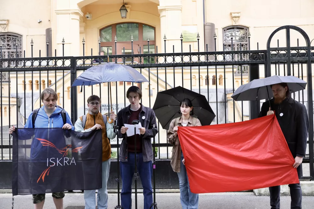 Slovenski &scaron;tudenti na izčrpano Kubo dostavili zdravila, vlado pozivajo k ukrepanju