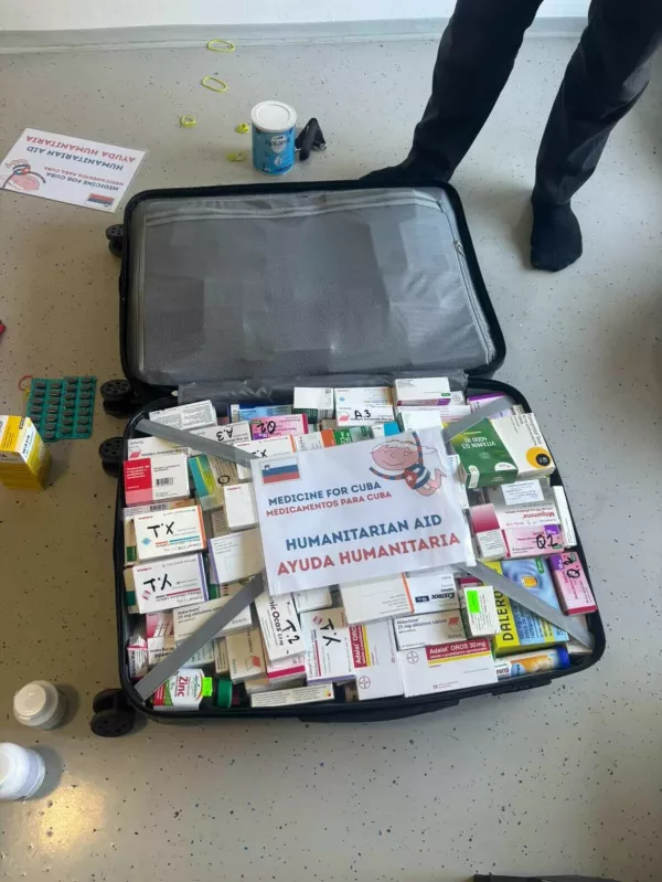 Paket zdravil za Kubo.