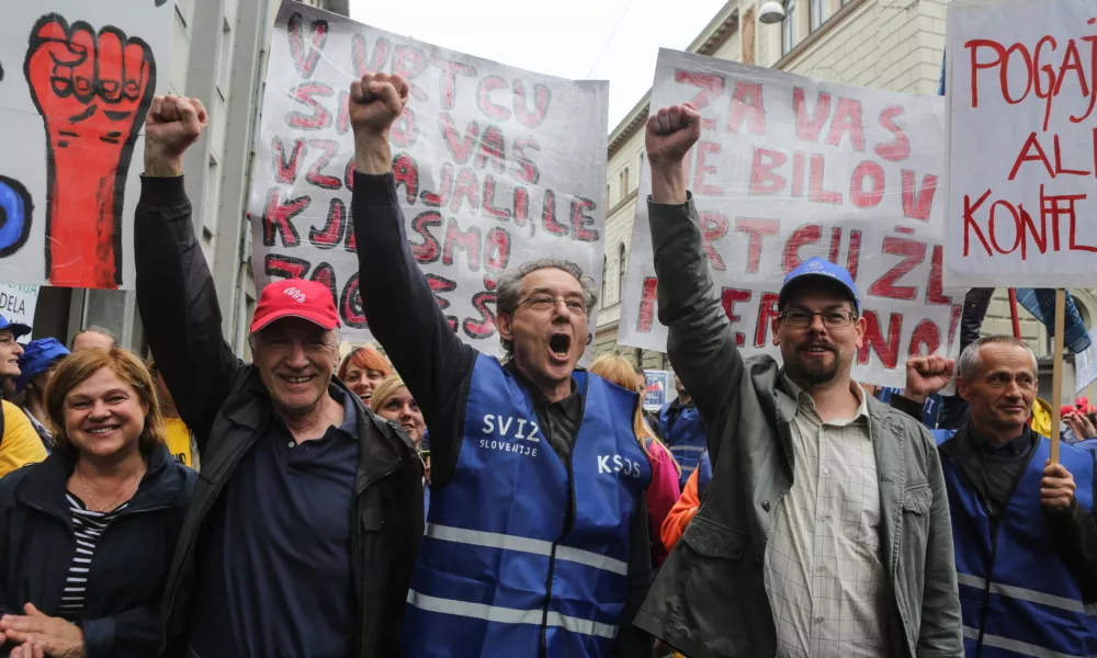 predsednik sindikata Pergam Jakob Počivav&scaron;ek, predsednik ZSSS Du&scaron;an Semolič, predsednik konfederacije sindikatov javnega sektorja (KSJS) Branimir &Scaron;trukelj in predsednik sindikata Pergam Jakob Počivav&scaron;ek - 09.06.2016 - Protest sindikatov javnega sektorja pred poslopjem Vlade - izrazili nasprotovanje vladni odločitvi, da izstopi iz pogajanj o plačah in opusti socialni dialog - sindikati javnega sektorja    ///FOTO: Luka Cjuha.