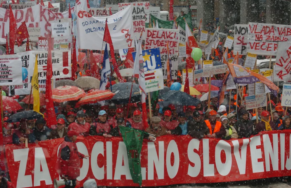 delavski protest proti predlaganim ekonomskim in socialnim reformam, sindikati, demonstracije,, Ljubljana - 26.11.2005 - množični protest - udeležba - 40.000 ljudi, reforme, ransparenti - transparent,  //FOTO: Jaka AdamičOPOMBA: ZA OBJAVO V ČASOPISU DNEVNIK