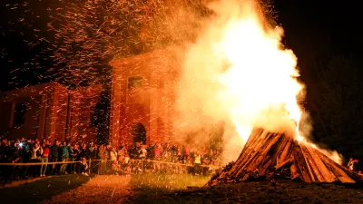  - prižig kresa -30.04.2024. Prvomajsko kresovanje ob prazniku dela na Rožniku. Foto: Bojan Velikonja