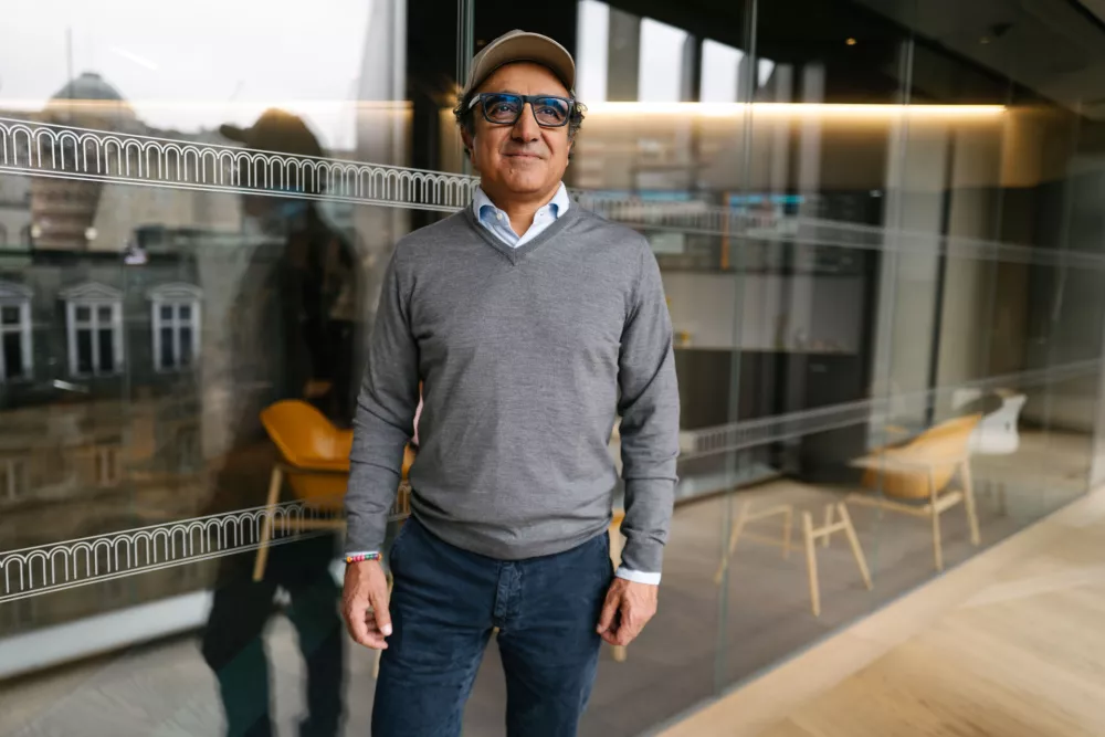 Hamdi Ulukaya, chief executive officer of Chobani LLC, following a Bloomberg Television interview in London, UK, on Tuesday, March 5, 2024. Companies benefit from a diversified workforces, Ulukaya said. Photographer: Jose Sarmento Matos/Bloomberg via Getty Images / Foto: Bloomberg