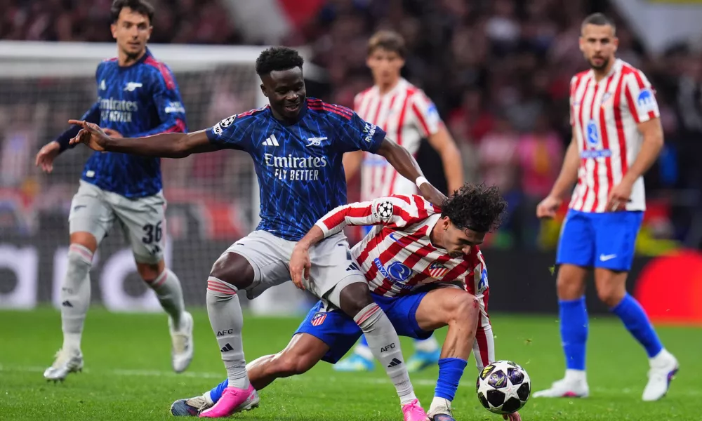 Arsenal's Bukayo Saka, left, challenges Atletico Madrid's Johnny Cardoso during a Champions League semifinal, first leg, soccer match between Atletico Madrid and Arsenal in Madrid, Spain, Wednesday, April 29, 2026. (AP Photo/Manu Fernandez)
