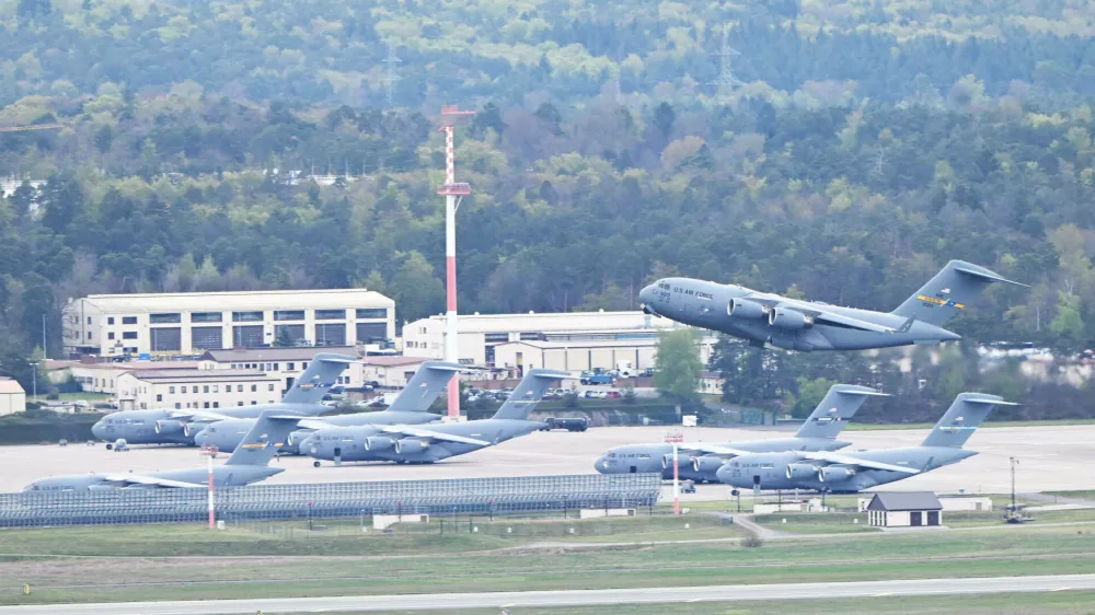 Deutschland - Milit?r Ramstein - Milit?rflughafen - US-Air-Base Flugzeug beim Start US-Air-Base *** Germany Military Ramstein Military Airport US Air Base Airplane taking off US Air Base No Use Switzerland. No Use Germany. No Use Austria