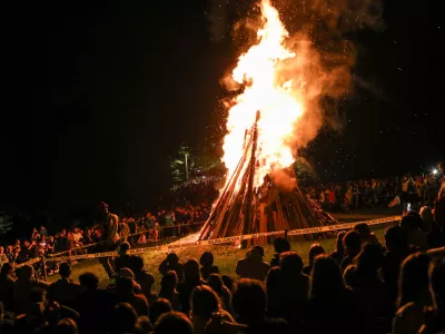  - prižig kresa -30.04.2024. Prvomajsko kresovanje ob prazniku dela na Rožniku. Foto: Bojan Velikonja