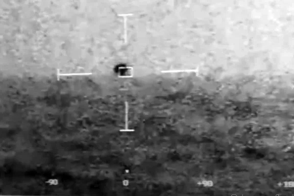 Posnetek iz leta 2019 prikazuje neznan predmet na obzorju, ki so ga opazili ameri&scaron;ki mornarji. / Foto: Profimedia