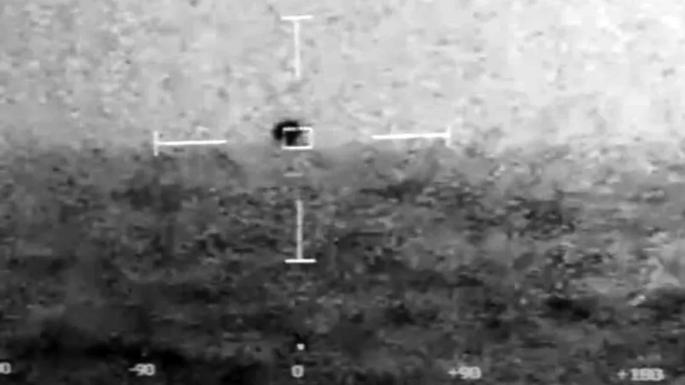 Posnetek iz leta 2019 prikazuje neznan predmet na obzorju, ki so ga opazili ameri&scaron;ki mornarji. / Foto: Profimedia