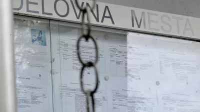 - ilustrativna fotografijabrezposelnost,kriza, pomanjkanje delovnih mest, evropska unija, EU, Evropa- Zavod RS za zaposlovanje, oglasna tabla - prosta delovna mesta, Parmova ulica 32 //FOTO: Tomaž Zajel&scaron;nik