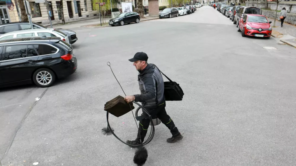 Obisk, ki bi se lahko končal s požarom: Lažni dimnikar vzel denar in od&scaron;el