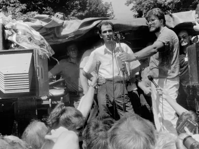 - Janez Jan&scaron;a in Igor Bavčar (predsednik tedanjega odbora za varstvo človekovih pravic),fotografirano 27.07.1988 /Ro&scaron;ka - FOTO: Tomaž Skale --------------------------------------------------------------------------------- - Proces proti četverici JBTZ - sodni proces in politična afera v Sloveniji v prelomu 80. in 90. let 20. stoletja.- Služba državne varnosti (SDV) in Protiobve&scaron;čevalna služba Jugoslovanske ljudske armade (KOS) sta aretirali tri novinarje tednika Mladina (Janeza Jan&scaron;o, Davida Tasića in Francija Zavrla) in zastavnika JLA Ivana Bor&scaron;tnerja zaradi izdaje voja&scaron;ke skrivnosti.- 31. maja 1988 - aretiran Janez Jan&scaron;a - 1. junija 1988 je bil prepeljan na Metelkovo v zapor poveljstva Ljubljanskega armadnega območja.- 3. junija 1988 ustanovljen Odbor za varstvo človekovih pravic, ki je protestiral proti temu procesu, sodbi na voja&scaron;kem in ne na civilnem sodi&scaron;ču,- 30. junija 1988 je Živko Mazić vložil obtožnico proti četverici in predlagal pripor do konca sojenja.- Konec julija je senat voja&scaron;kega sodi&scaron;ča spoznal vse &scaron;tiri za krive in vsem izrekel zaporno kazen: Bor&scaron;tner 4 leta, Jan&scaron;a in Zavrl 18 mesecev ter Tasić 5 mesecev.- Oktobra 1988 je Vrhovno voja&scaron;ko sodi&scaron;če JLA potrdilo sodbo ljubljanskega voja&scaron;kega sodi&scaron;ča, pri čemer je Tasiću povečalo kazen na 10 mesecev. Zaradi &scaron;tevilnih protestov s strani Odbora in množičnih demonstracij so avgusta 1989 pogojno izpustili Jan&scaron;o, za njim pa &scaron;e ostale tri.//FOTO: Tomaž SkaleOPOMBA: ZA OBJAVO V ČASOPISU DNEVNIK / Foto: Tomaž Skale