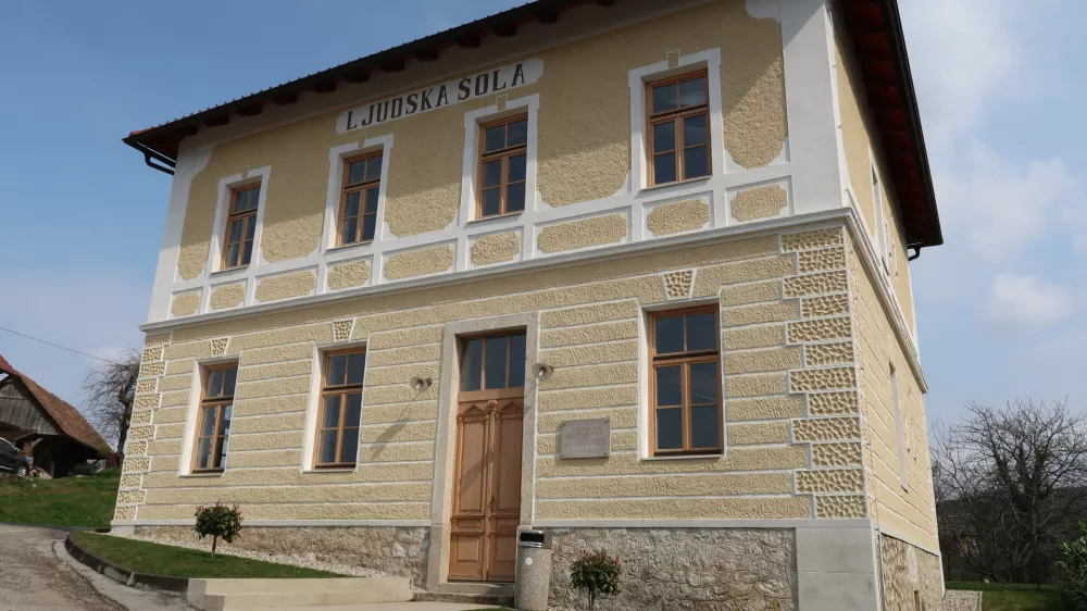 Čeneča vas, obnovljena ljudska &scaron;ola / Foto: Nata&scaron;a Bucik Ozebek