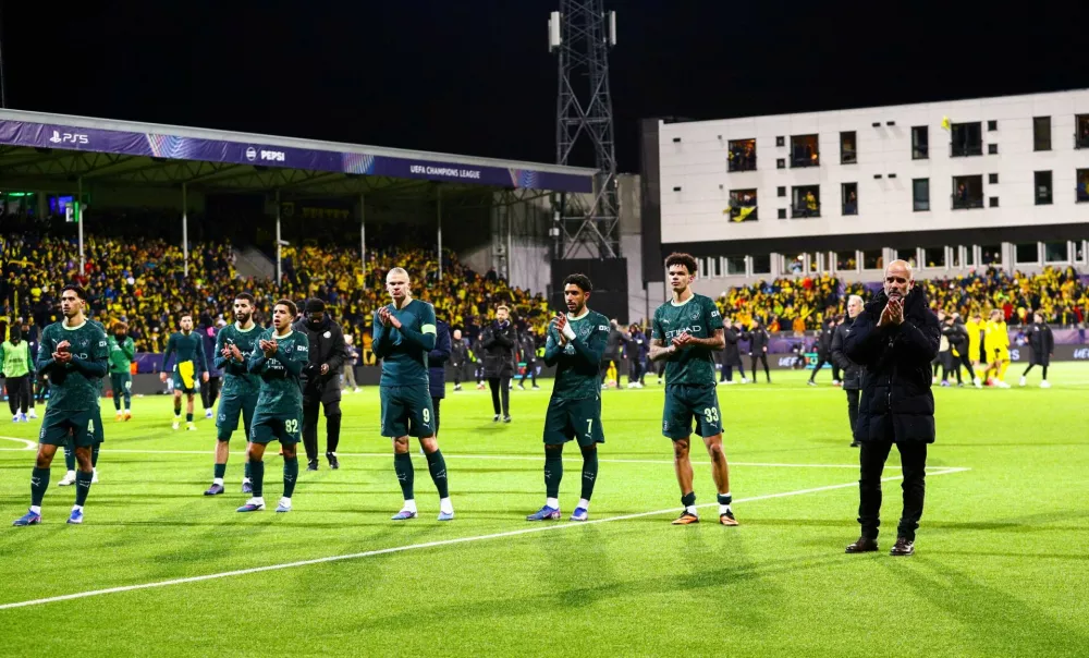 Soccer Football - UEFA Champions League - Bodo/Glimt v Manchester City - Aspmyra Stadion, Bodo, Norway - January 20, 2026 Manchester City's Pep Guardiola and his players applaud fans after the match Fredrik Varfjell/NTB via REUTERS  ATTENTION EDITORS - THIS IMAGE WAS PROVIDED BY A THIRD PARTY. NORWAY OUT. NO COMMERCIAL OR EDITORIAL SALES IN NORWAY. / Foto: Fredrik Varfjell/ntb Via Reuters