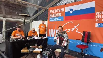 Harmonikarju Robertu Goterju je včeraj uspelo. Bo danes padel nov rekord? / Foto:  KN media