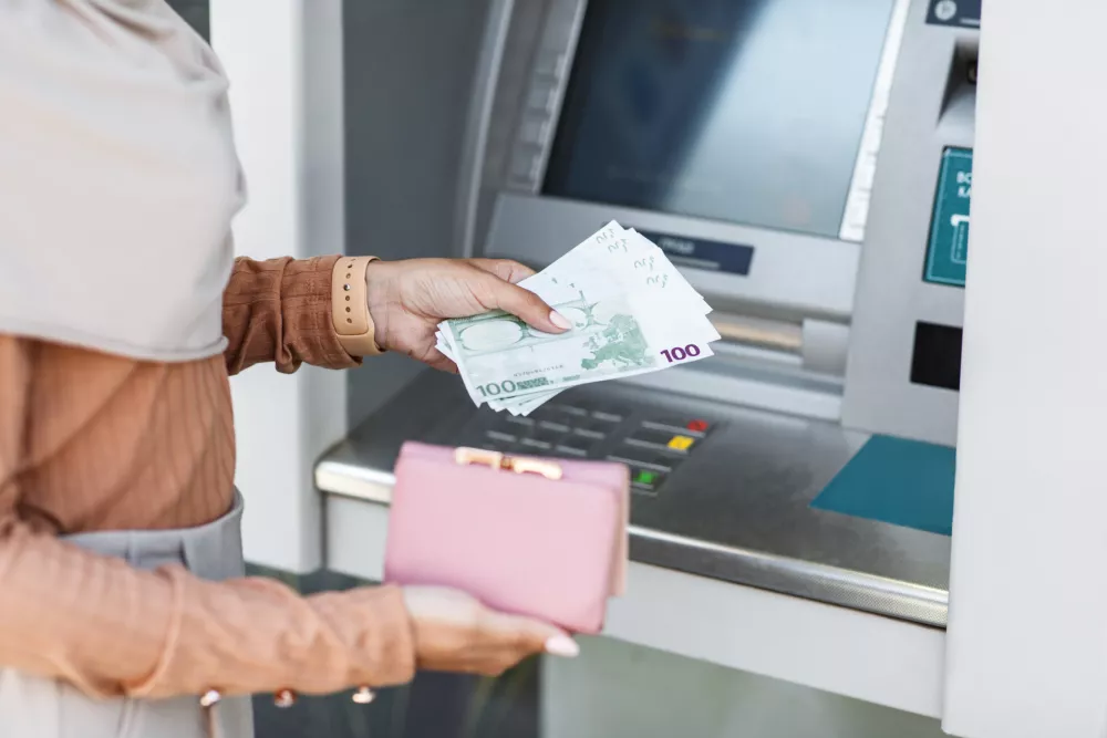 Če bo transakcija sumljiva, se bodo sprožili alarmi. Bržkone bodo tak&scaron;ne spremembe kmalu uvedli tudi drugod po državah z evri. / Foto: Istock