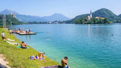 Poletje prihaja. Jezera bodo sicer še bolj hladna, toda ozračje bo vse bolj toplo. / Foto: Istock