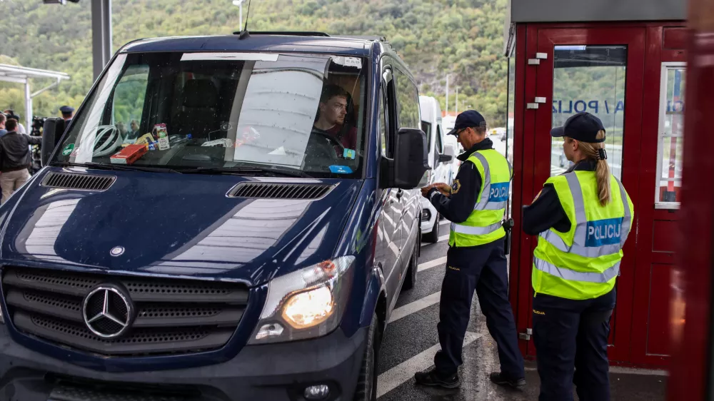 - mejni prehod Dragonja - slovensko-hrva&scaron;ka meja- policija izvaja selektivni nadzor za vse, ki vstapojo iz Hrva&scaron;ke. - 2110.2023 &ndash; ponovni začasni nadzor na mejnih prehodih - uvedba deset dnevnega nadzora na mejah s Hrva&scaron;ko in Madžarsko - 12 kontrolnih točk na hrva&scaron;ki in dve na madžarski meji - //FOTO: Bojan Velikonja