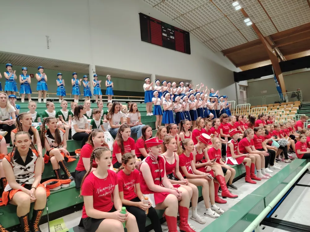 Tudi mažorete so s tribune spremljale nastope svojih kolegic iz drugih klubov. Foto Mojca Marot / Foto: Mojca Marot