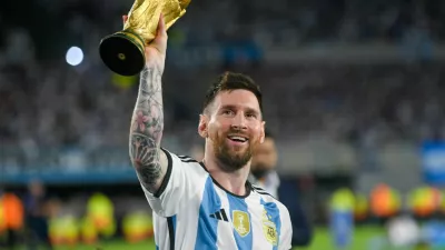 FILE - Argentina's Lionel Messi hoists the winning team replica of the FIFA World Cup trophy during a celebration ceremony for local fans after an international friendly soccer match against Panama at the Monumental stadium in Buenos Aires, Argentina, March 23, 2023. (AP Photo/Gustavo Garello, file) / Foto: Gustavo Garello