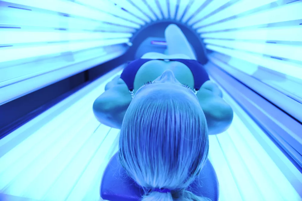 beautiful young woman at spa and wellness back massage treatment / Foto:.shock
