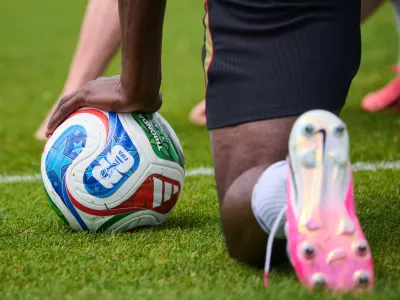 A FIFA soccer ball during a World Cup soccer training session in Toronto, Tuesday, June 9, 2026. (Sammy Kogan/The Canadian Press via AP) / Foto: Sammy Kogan