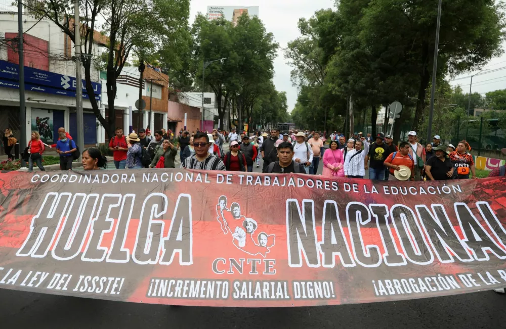 Dissident teachers from Mexico's National Coordination of Education Workers (CNTE) hold a banner that reads "national strike" as they march toward Ciudad de Mexico Stadium during a protest ahead of the 2026 FIFA World Cup in Mexico City, Mexico, June 9, 2026. REUTERS/Luis Cortes / Foto: Luis Cortes