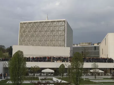 - 21.04.2023 - Islamski kulturni center - IVKC v Ljubljani - Ramazanski bajram - s sončnim zahodom se je za muslimane zaključil postni mesec ramazan, ki mu je sledilo tridnevno praznovanje bajrama - muslimani - Islamska skupnost v Sloveniji - bajramska molitev - muslimanski verniki - džamija //FOTO: Luka Cjuha