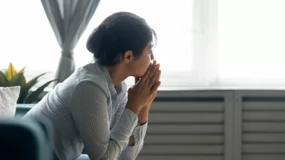 Pensive millennial Indian girl sit on couch at home look in distance thinking pondering, thoughtful young ethnic woman lost in thoughts feel stressed suffer from depression or emotional breakdown / Foto: Fizkes