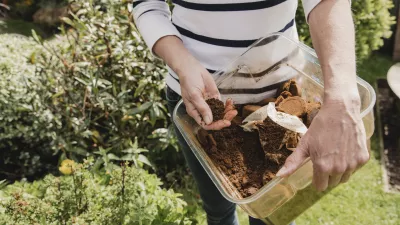 Kava je uporabna, toda pomembno je, na kakšen način jo na vrtu ali na balkonu uporabimo. / Foto: Istock