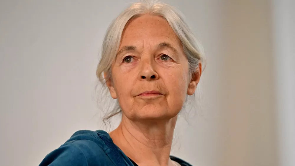 Daniela Klette, accused of being one of the last surviving members of the Red Army Faction group, who was arrested after decades on the run for armed robbery and attempted murder attends her trial in Verden, northern Germany, May 27, 2026.  Sina Schuldt/Pool via REUTERS / Foto: Sina Schuldt