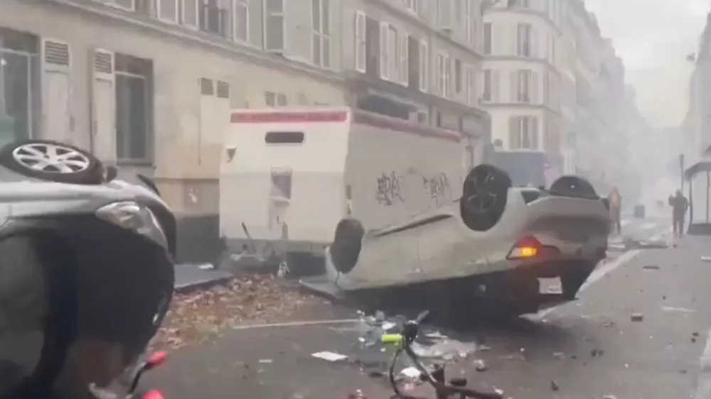 Izgredniki so pusto&scaron;ili po Parizu.
