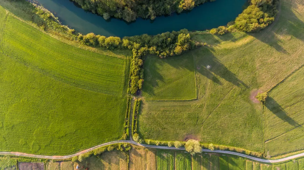 River bend surrounded by fields from bird's eye view. Ljubljanica, Slovenia. / Foto: Anze_bizjan