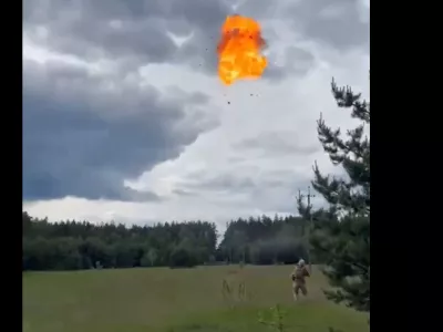 Ukrajinski vojak je s pu&scaron;ko uspel sestreliti ruski dron &scaron;ahed.