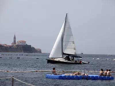 - kopali&scaron;če Strunjan - splav - jadrnica - poletne otro&scaron;ke počitnice 2012 - /FOTO: Luka Cjuha
