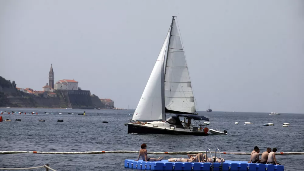 - kopali&scaron;če Strunjan - splav - jadrnica - poletne otro&scaron;ke počitnice 2012 - /FOTO: Luka Cjuha