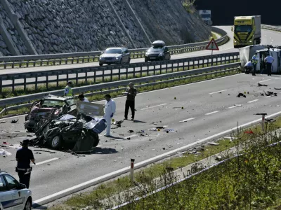 - Karteljevo 2012 - prometna nesreča zaradi vožnje v nasprotno smer - dolenjska avtocesta na Karteljevskem klancu v smeri proti Novemu mestu - nesrečo je povzročila voznica, ki je vozila v nasprotno smer. Trčila so tri vozila, povzročiteljica nesreče in 77-letna voznica drugega vozila sta v nesreči umrli,//FOTO: Bojan Velikonja