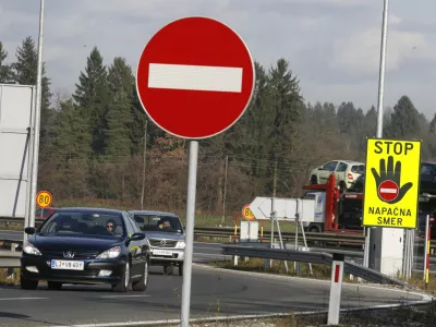 opozorilna tabla - stop - napačna smer - prepovedan promet v eno smer - prometni znak -avtocesta //FOTO: Luka CjuhaOPOMBA: ZA OBJAVO V ČASOPISU DNEVNIK