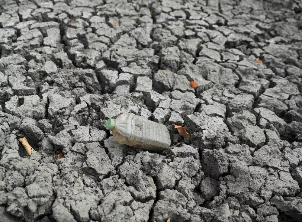 FILE PHOTO: A view of cracked ground at a dam, as Zimbabwe is experiencing an El Nino-induced drought, resulting in malnutrition among children under the age of five, pregnant and lactating women, and adolescents, in Mudzi, Zimbabwe July 2, 2024. REUTERS/Philimon Bulawayo/File Photo