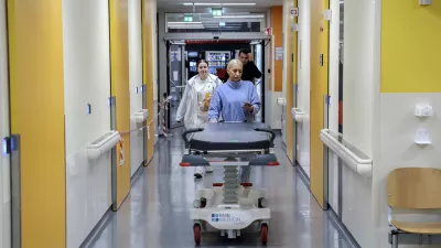 - simbolična fotografija - zdravstvo, zdravnik, medicinska sestra, medicinsko osebje, pacient, bolnica, bolni&scaron;nica- 12.03.2025 - ministrica za zdravje Valentina Prevolnik Rupel si je na delovnem obisku v Univerzitetnem kliničnem centru (UKC) ogledala tekoče investicije//FOTO: Jaka Gasar