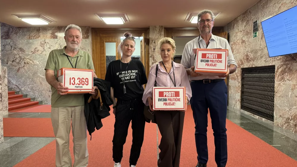 Ljubljana, DZ.Skupina drzavljanov je v DZ vlozila 13369 podpisov pod pobudo za zacetek postopkov za naknadni zakonodajni referendum o noveli zakona o parlamentarni preiskavi. Foto: STA