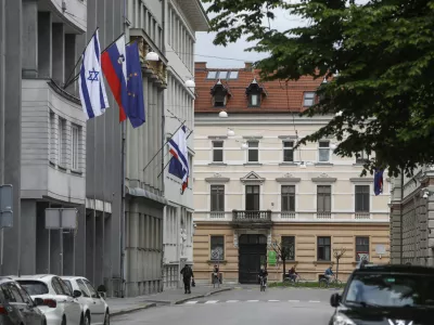 - izraelska, slovenska in evropska zastava na poslopju slovenske vlade - 15.05.2021 &ndash; Vlada Republike Slovenije - izobe&scaron;ena zastava Izraela na pročelju poslopja vlade v znak solidarnosti z Izraelom - Gregorčičeva ulica //FOTO: LUKA CJUHA.