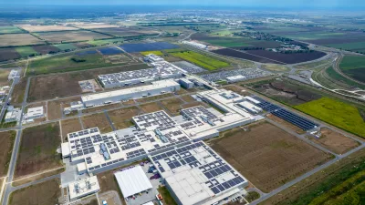 Temeljni kamen BMW-jeve tovarne v Debrecenu so položili leta 2022. Odprli so jo septembra lani, proizvodnja iX3 pa je stekla dva meseca kasneje.