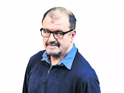 Ahmed Burić, kolumnist Dnevnika------COLORPSAV PERMANENT PROSIM !!!