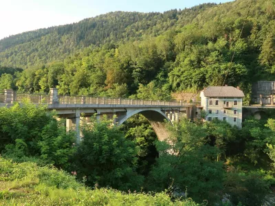 Most čez Idrijco, Postaja, dostop do železni&scaron;ke postaje Most na Soči, v času nastanka l. 1905 je bil tretji največji betonski most na svetu