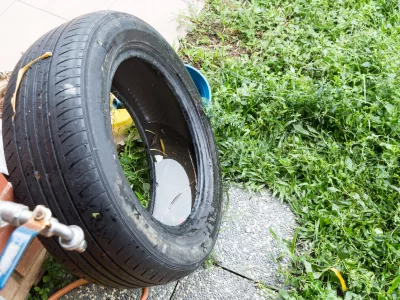 Standing water trapped in tire and containers in dirty environment breed mosquito / Foto: Thamkc