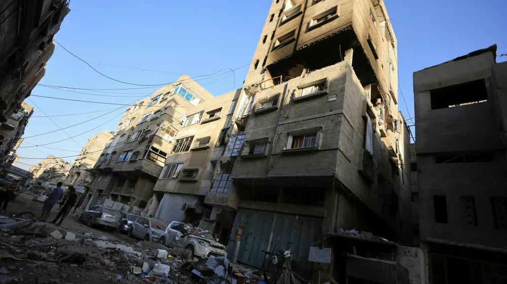 Palestinians stand at the site of an Israeli strike on an apartment in Gaza City June 4, 2026. REUTERS/Dawoud Abu Alkas