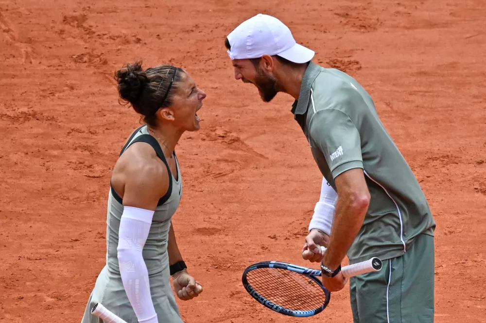 Italy's Sara Errani and Andrea Vavassori react during the mixed doubles final tennis match against Canada's Gabriela Dabrowski and Evan King of the United States at the French Open in Paris, Thursday, June 4, 2026. (AP Photo/Emma Da Silva)