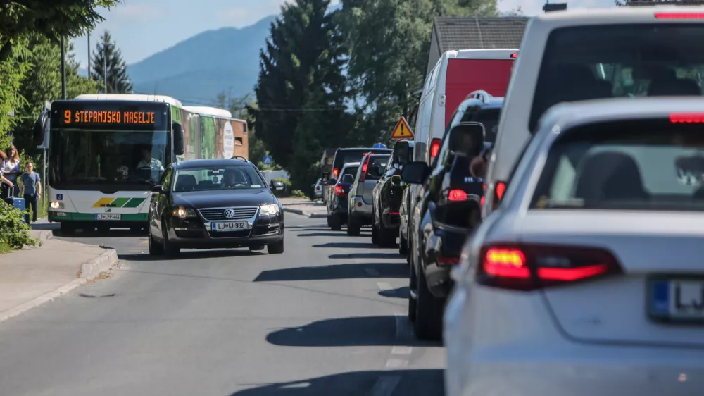 Opekarska cesta- 26.05.2017 - Ljubljana - zgo&scaron;čen promet na ljubljanskih ulicah - gost promet z zastoji zaradi prometne konice - kolone vozil - prometni zastoj --   //FOTO: Bojan Velikonja