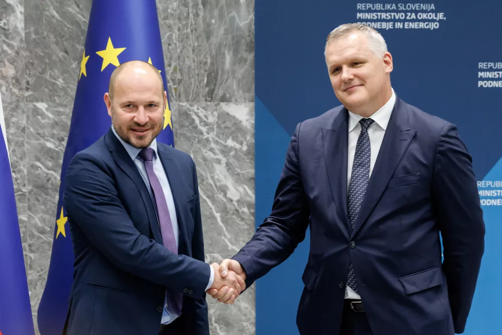 Ljubljana, MOPE.Primopredaja dela poslov med dosedanjim ministrom za okolje, podnebje in energijo Bojanom Kumrom ter novim ministrom za infrastrukturo in energetiko Jernejem Vrtovcem.