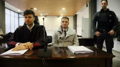 obtoženi Blaž Kadivec in odvetnik Miha Šošič28.12.2022 - sojenje primer Kavaški klan - nadaljevanje predobravnavnih narokov domnevnim članom slovenskega dela Kavaškega klana, ta izvira iz Črne gore – tožilstvo očita, da naj bi vsaj od decembra 2018 do maja 2021 na območju več držav v okviru hierarhično organizirane kriminalne združbe na veliko trgovali z drogo. Foto: Tomaž Skale